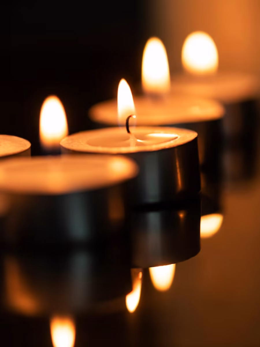 fondo-vela-diwali-imagen-estetica-llama_53876-142949